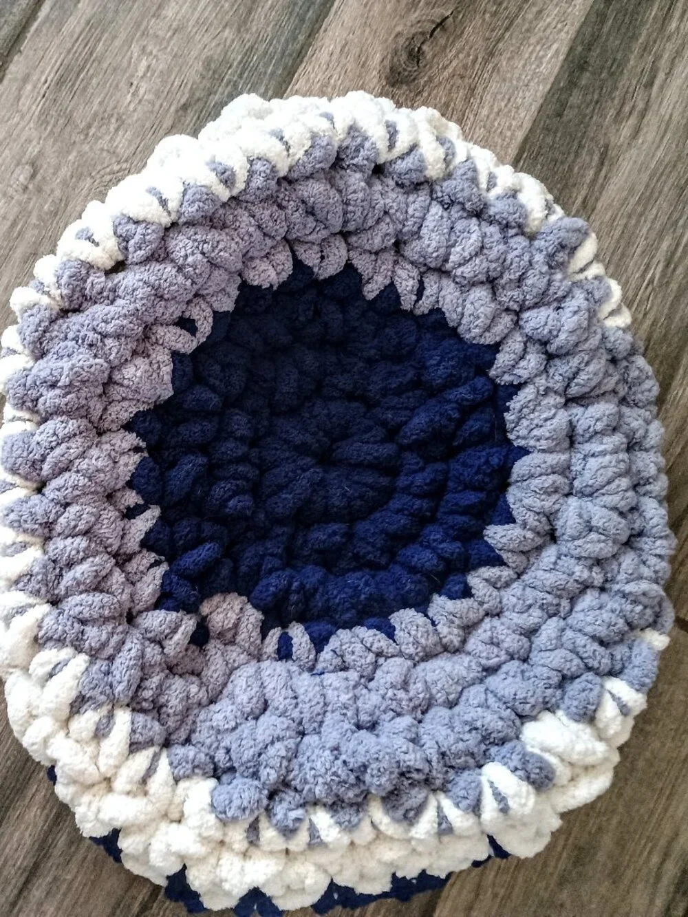 CUDDLEY PET BED. DOG OR CAT.
